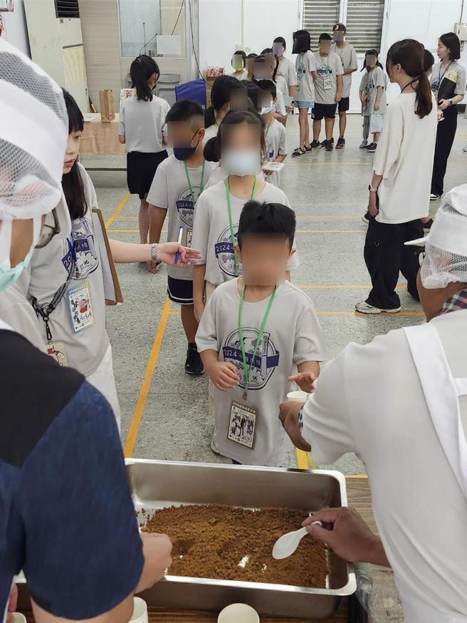 工作人员将炒好的黑糖均分给夏令营学童。（善化糖厂提供／宝智华台南传真）