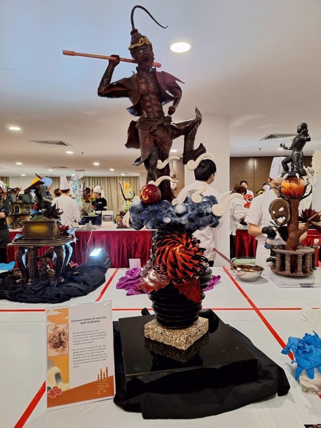 活灵活现的「叱咤九霄–孙悟空」作品高度达140公分、重达30公斤，栩栩如生的创作出孙悟空手拿金箍棒、脚踩觔斗云的英姿，惊艳四座。(照片/义守大学提供)