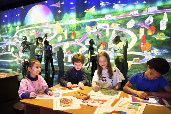 《彩繪城鎮》可將手繪圖象轉化成3D立體內容，民眾可以將親手繪製的汽車、建築等圖案,掃描轉化為立體,進入虛擬的 3D 城鎮中。 (照片由teamLab提供)