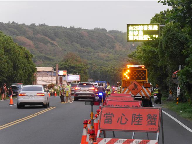 台26線香蕉灣至砂島段在7月至9月的月圓時分，以「停10走10」作法保護陸蟹媽媽。（墾管處提供／羅琦文屏東傳真）