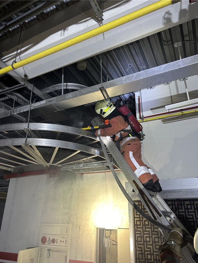 新竹市晴空匯大樓5月26日才發生火警，10日上午11點多先前曾起火的D棟B1地下室再度傳出冒煙，消防局獲報後立刻到場清查，並布水線降溫。（新竹市消防局提供／王惠慧新竹傳真）