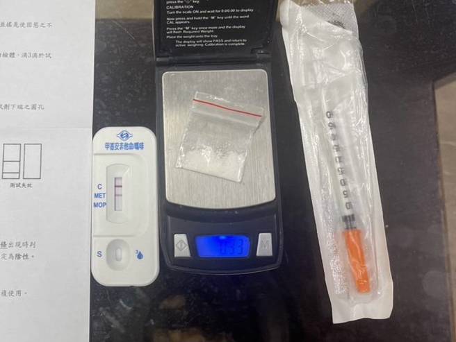 警方查扣证物。( 叶庭欣/翻摄 )