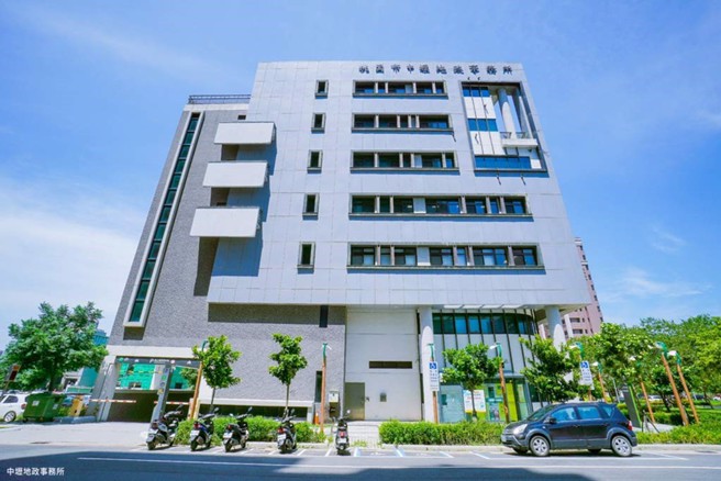 「过岭市政生活圈」生活机能完善、道路规划整齐，是中坜区移入人口持续成长的区域。图为中坜地政事务所。（业者提供）