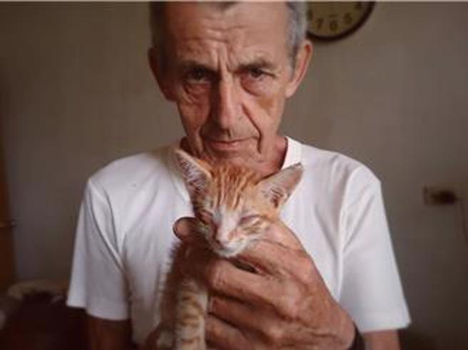 居住高雄林園區的英國愛貓人士「馬爺爺」（Jerry ）因病本月8日於醫院辭世，目前依規定由區公所辦理無家屬死亡相關程序，社會局已連結民間慈善單位協助喪葬事宜，協助逝者安息。（中時資料照）