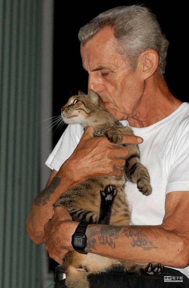 居住高雄林園區的英國愛貓人士「馬爺爺」（Jerry ）因病本月8日於醫院辭世，目前依規定由區公所辦理無家屬死亡相關程序，社會局已連結民間慈善單位協助喪葬事宜，協助逝者安息。（中時資料照）