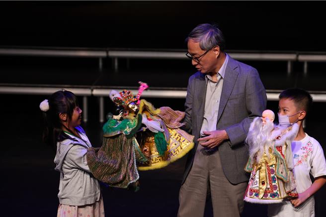 文化部長李遠（中）與小朋友們以布袋戲戲偶上演場趣味對手戲。（文化部提供／李怡芸台北傳真）