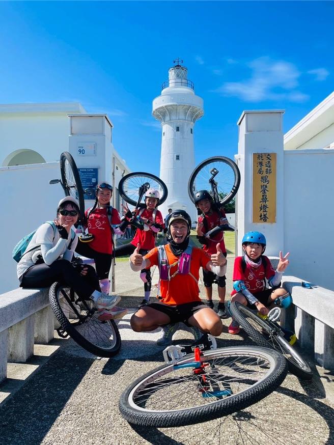 桃园市南崁国小独轮车校队挑战从台湾最北富贵角灯塔骑到最南鹅銮鼻灯塔，长达520公里。（桃园市南崁国小提供）