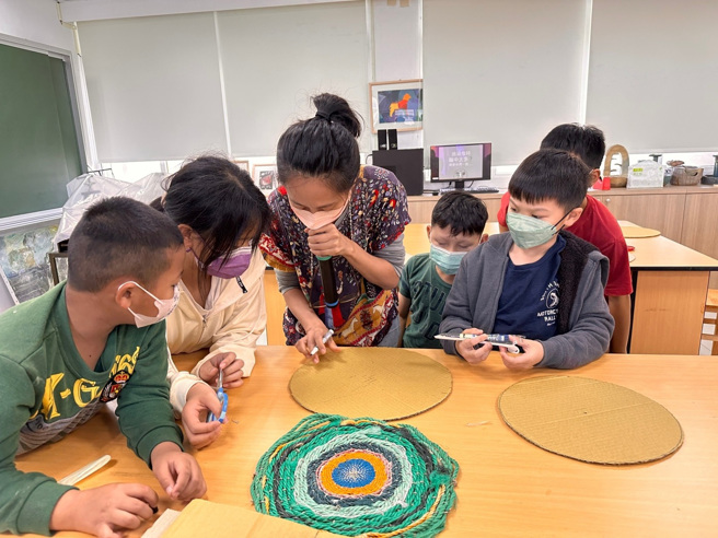 连江县东莒国小海废编织跨域美感课程。(照片/教育部提供)