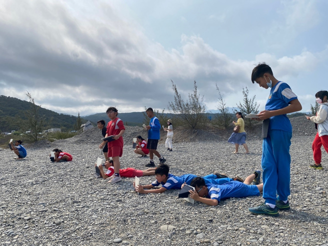 臺东大武国小海洋摄影结合绘本多元创作跨域美感课程。(照片/教育部提供)