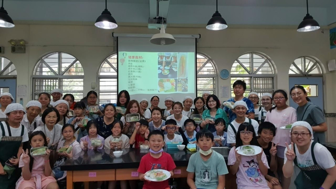食育親子育樂營完成品大合照。(照片/新北市政府教育局提供)