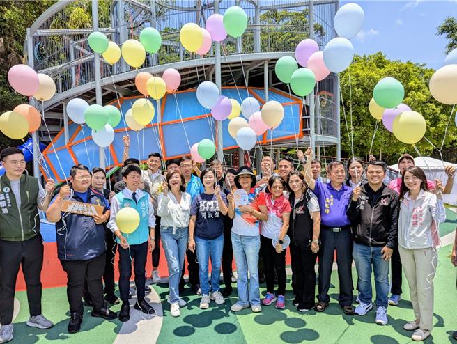 基隆市中正公园儿童游戏场10日起正式启用，承载了数代基隆人儿时记忆的游戏场，以新面貌在市民面前重现。（基隆市政府提供／张志康基隆传真）