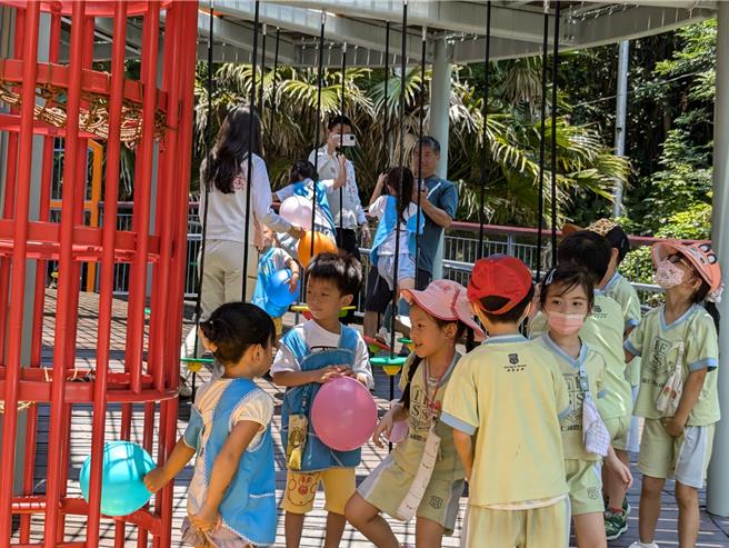 基隆市中正公园儿童游戏场落成后，可以从孩子的笑脸感受到生活的美好。（张志康摄）