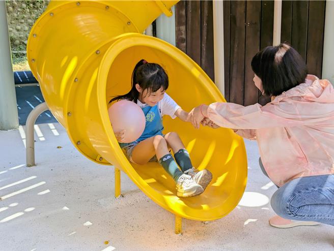 基隆市中正公园儿童游戏场落成后，可以从孩子的笑脸感受到生活的美好。（张志康摄）