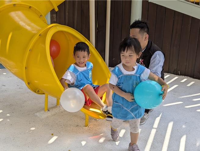 基隆市中正公园儿童游戏场落成后，可以从孩子的笑脸感受到生活的美好。（张志康摄）