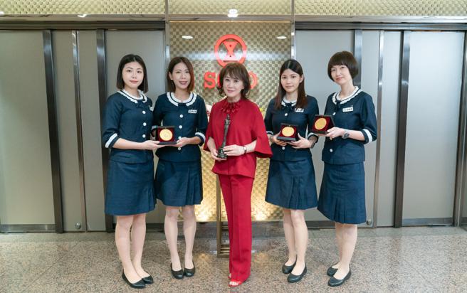 远东SOGO董事长黄晴雯（中）带领公司致力打造亚洲最佳幸福职场。（SOGO提供）