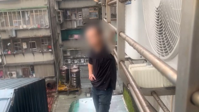 汐止福德一路警察抓嫌犯，嫌犯爬窗逃逸卡在遮雨棚，由消防队救下后顺利逮捕。（翻摄画面）