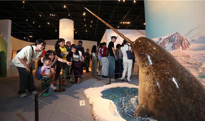 科博馆推出《气候行动－全球沸腾时代》特展10日举办开幕仪式，展出气候变迁带对人类生活及环境的衝击，提出如何因应与调适，并提醒社会大眾未来对永续要有更积极行动。（科博馆提供／陈淑芬台中传真）