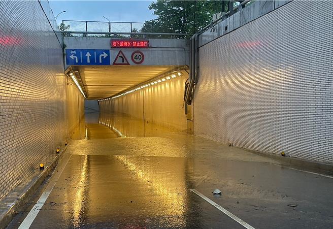 夏季午後對流旺盛，10日下午台北市也出現強降雨，導致信義區、大安區、南港區出現淹水的情況。（台北市政府提供／丁上程台北傳真）