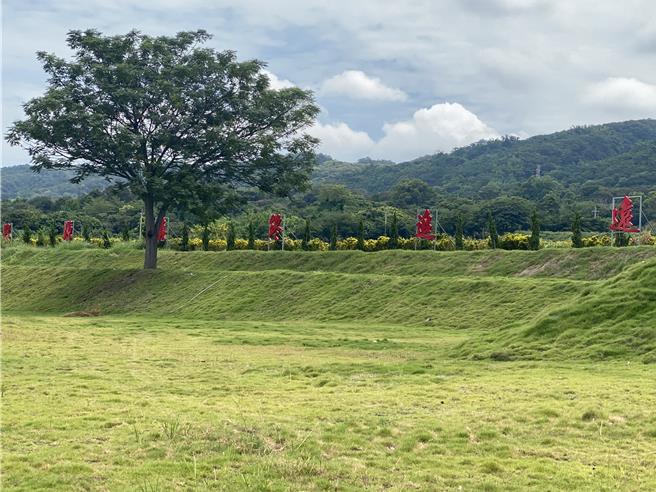 彰化县社头乡朝兴村第六公墓生命纪念园区位于八卦山脉西麓，视野辽阔，地理环境清幽。（孙英哲摄）