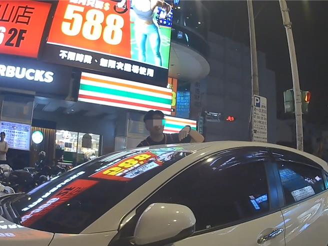 男童父亲心急儿子被反锁在车内，请警方协助破窗让儿子脱困。(警方提供／吕筱蝉桃园传真)