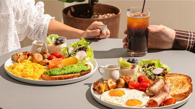 伯朗咖啡馆概念店提供多元「经典大早餐盘」。（金车提供／朱世凯台北传真）