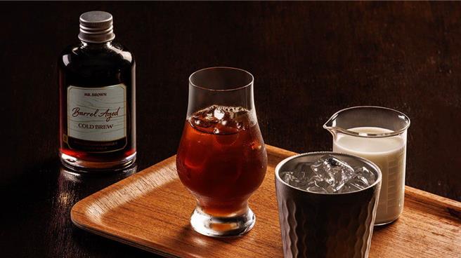 伯朗咖啡馆概念店供应「桶陈三重奏」，以威士忌品酩杯提供单喝、加冰块、加牛奶3种不同喝法，220元。（金车提供／朱世凯台北传真）★《中时新闻网》关心您：饮酒过量，有碍健康。酒后不开车，安全有保障！