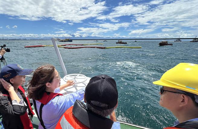 管碧玲主任委员巡视U型拦油索除污作业。（图／海洋委员会）