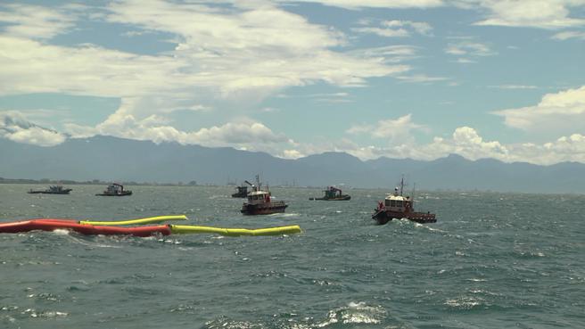 以U型拦油索围堵集中海面油污。（图／海洋委员会）