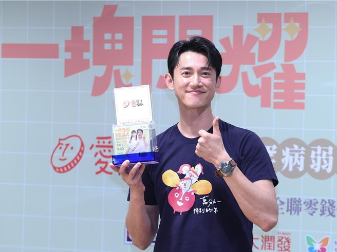 吴慷仁号召，邀请大家响应「罕病弱势儿童助学培力计画 」。（陈俊吉摄）