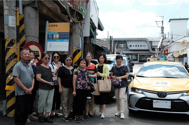 台中市政府交通局10日于慈济后里联络处举行「小黄公车延驶go幸福．揪团搭乘公益爱分享」活动。（台中市政府提供／张妍溱台中传真）