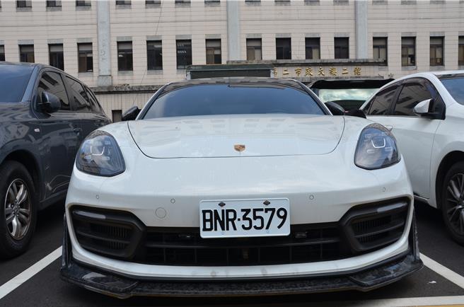 執行署台中分署受中檢囑託10日辦變價法拍會，新穎、高貴的白色保時捷五門旅行式跑車，出廠僅3年半、儀錶板里程數4萬多公里，新車價548萬、還選配106萬的高級配件，吸引18組人馬競標喊價，最後以331萬元、溢價10％拍定。（執行署台中分署提供／陳淑芬台中傳真）