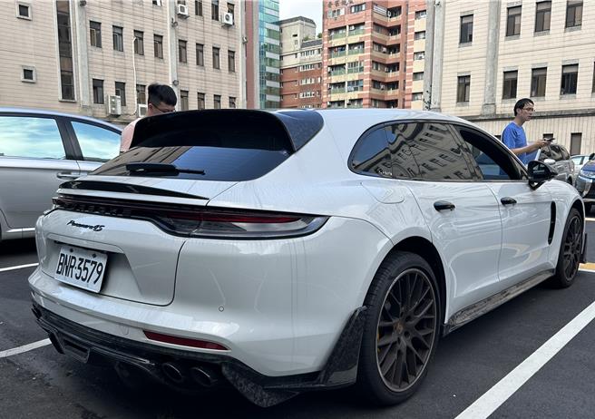 執行署台中分署受中檢囑託10日辦變價法拍會，新穎、高貴的白色保時捷五門旅行式跑車，出廠僅3年半、儀錶板里程數4萬多公里，新車價548萬、還選配106萬的高級配件，吸引18組人馬競標喊價，最後以331萬元、溢價10％拍定。（執行署台中分署提供／陳淑芬台中傳真）