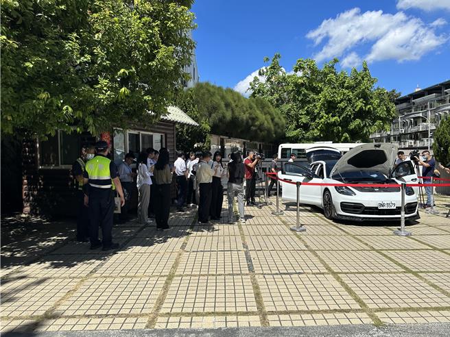 執行署台中分署受中檢囑託10日辦變價法拍會，新穎、高貴的白色保時捷五門旅行式跑車，出廠僅3年半、儀錶板里程數4萬多公里，新車價548萬、還選配106萬的高級配件，吸引18組人馬競標喊價，最後以331萬元、溢價10％拍定。（執行署台中分署提供／陳淑芬台中傳真）