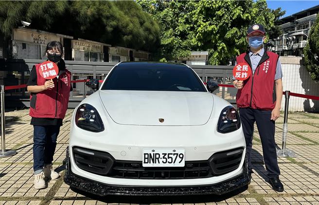 執行署台中分署受中檢囑託10日辦變價法拍會，新穎、高貴的白色保時捷五門旅行式跑車，出廠僅3年半、儀錶板里程數4萬多公里，新車價548萬、還選配106萬的高級配件，吸引18組人馬競標喊價，最後以331萬元、溢價10％拍定。（執行署台中分署提供／陳淑芬台中傳真）