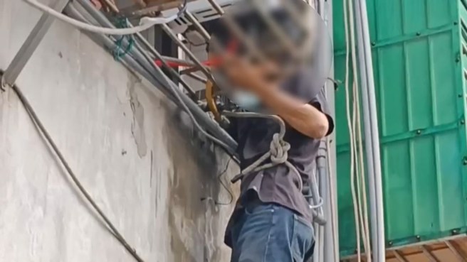 汐止福德一路警察抓嫌犯，嫌犯爬窗逃逸卡在遮雨棚，由消防队救下后顺利逮捕。（翻摄画面）