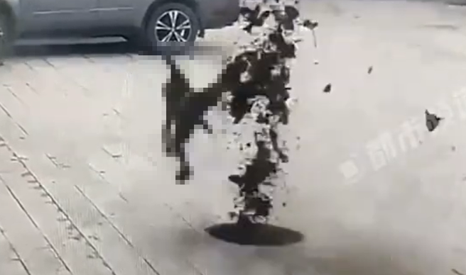 大陸雲南省有屁孩對著人孔蓋丟點燃的火柴棒，豈料，發生爆炸，屁孩遭波及所幸沒被掉落的人孔蓋砸到。（圖／翻攝自微博）