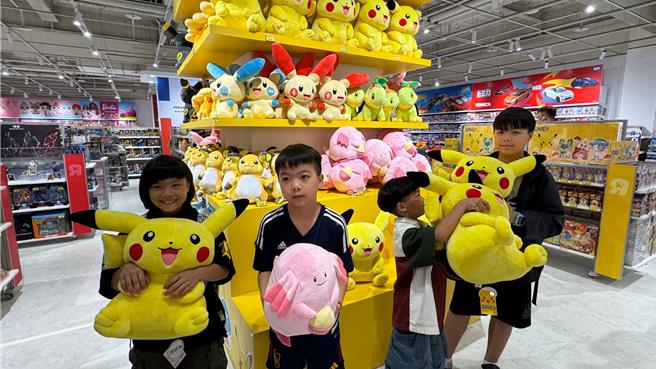 夢時代玩具反斗城打造「寶可夢的夢想之地」專區，販售台灣限定夢幻商品。（柯宗緯攝）