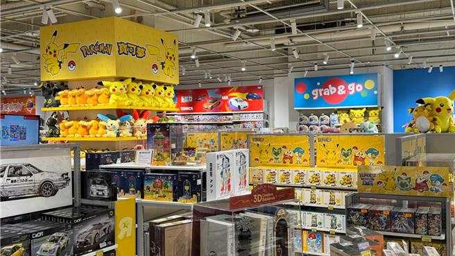 夢時代玩具反斗城打造「寶可夢的夢想之地」專區，販售台灣限定夢幻商品。（柯宗緯攝）