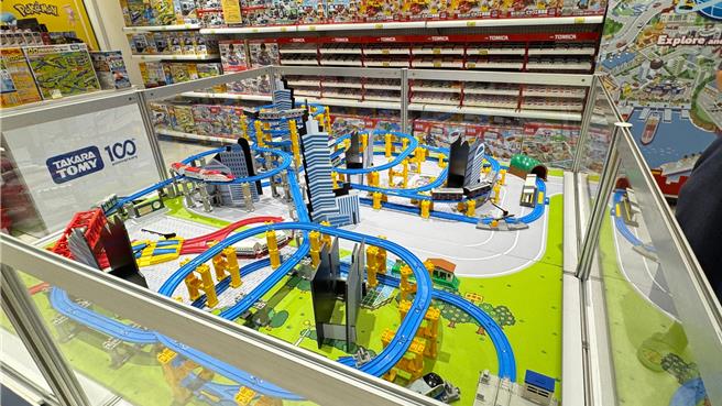 「車迷的天堂」囊括數百台知名品牌的小車選擇，讓大人也為之瘋狂。（柯宗緯攝）