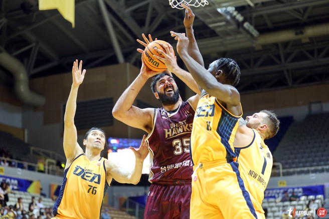 前台钢猎鹰洋将布拉(左二)控诉球团欠薪。(T1提供／资料照)