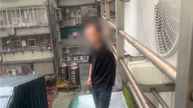 廖姓通緝犯困在民宅2樓後陽台，無路可逃。（警方提供）
