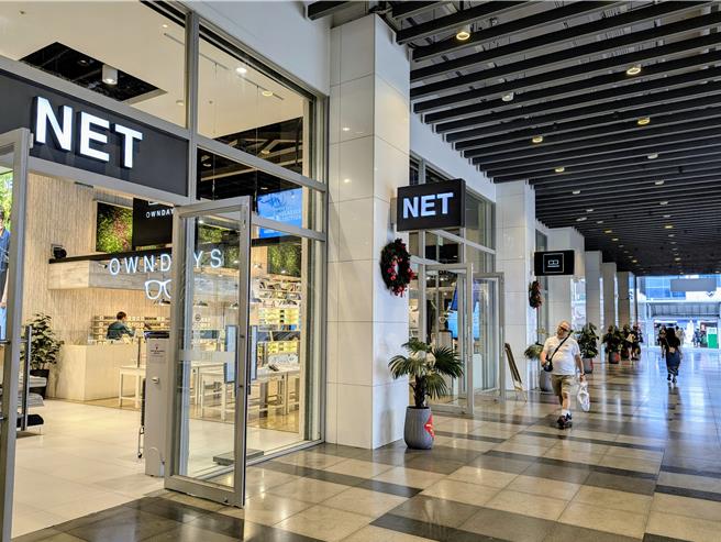 基隆市東岸商場相關爭議仍在持續，NET業者主富公司10日自基隆地檢領回原放置在商場二樓辦公室及中控室物品，委任律師強調其為「強盜贓物」。（張志康攝）