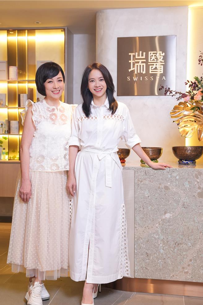 宝妈（左）、曾宝仪10日出席SPA开幕活动。（瑞医提供）