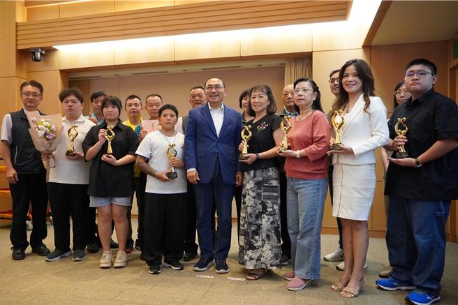 新北市长侯友宜今（10）日于市政会议上表扬113年新北市孝行奖7位孝行楷模。当中不乏学生及社会人士，即便身分有所不同，秉持的孝心却都令人动容。（新北市教育局提供）