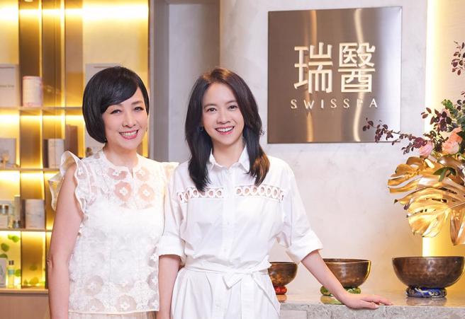 宝妈（左）、曾宝仪母女俩一起出席SPA开幕活动。（瑞医提供）