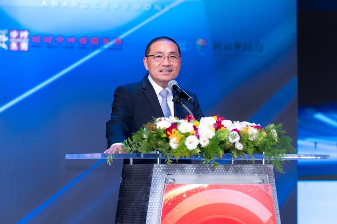 新北市长侯友宜勉励学生持续累积经验，在逐梦的路上别忘了做自己。（吴松翰摄）