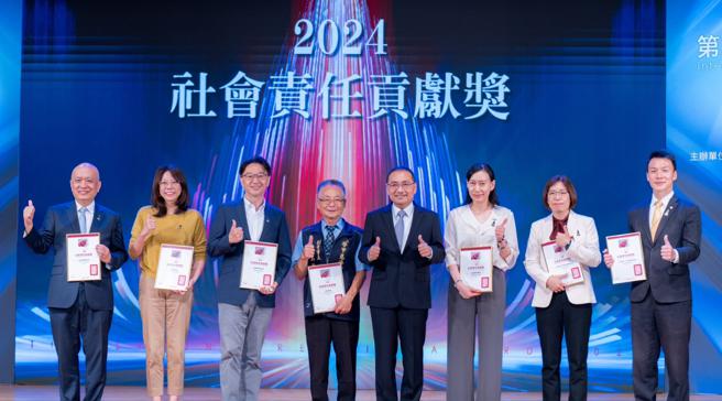 新北市长侯友宜（右四）特别出席时报金犊奖，并颁发「社会责任贡献奖」。（吴松翰摄）