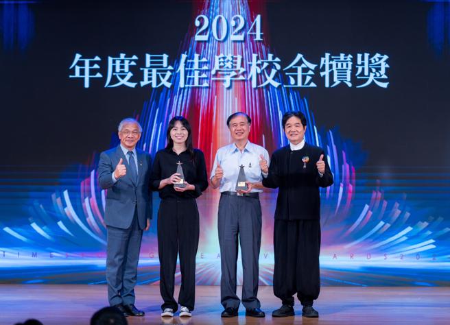 世新大学校长陈清河（左一）、评审团主席詹朝栋（右一）与2024年度最佳学校金犊奖得主台湾艺术大学和振声高中代表合照。（吴松翰摄）