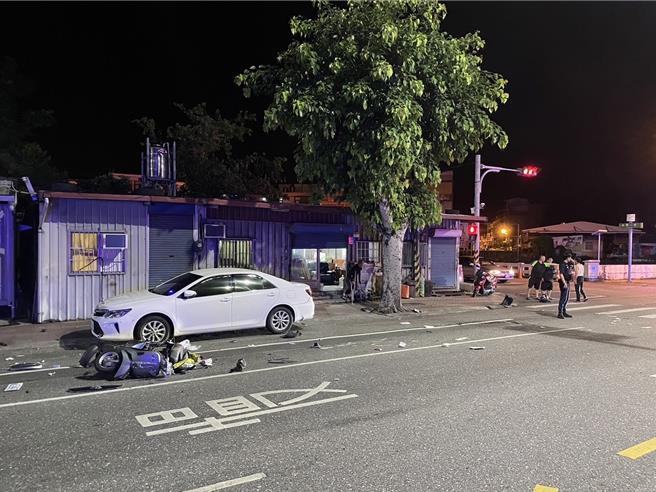 花蓮縣吉安鄉8日深夜發生一起車禍事故，1名男機車騎士在路口與一輛闖紅燈轎車發生碰撞後重傷，目前還在加護病房觀察，肇事駕駛事故當下則逃逸神隱。（警方提供／羅亦晽花蓮傳真）