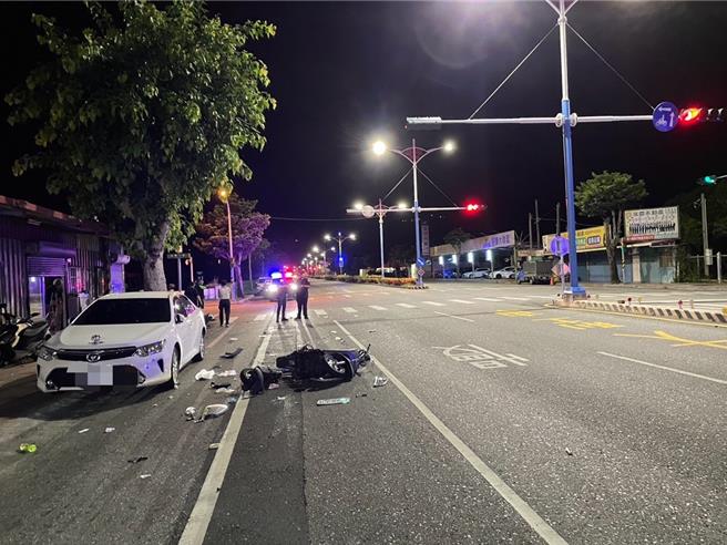 花蓮縣吉安鄉8日深夜發生一起車禍事故，1名男機車騎士在路口與一輛闖紅燈轎車發生碰撞後重傷，目前還在加護病房觀察，肇事駕駛事故當下則逃逸神隱。（警方提供／羅亦晽花蓮傳真）